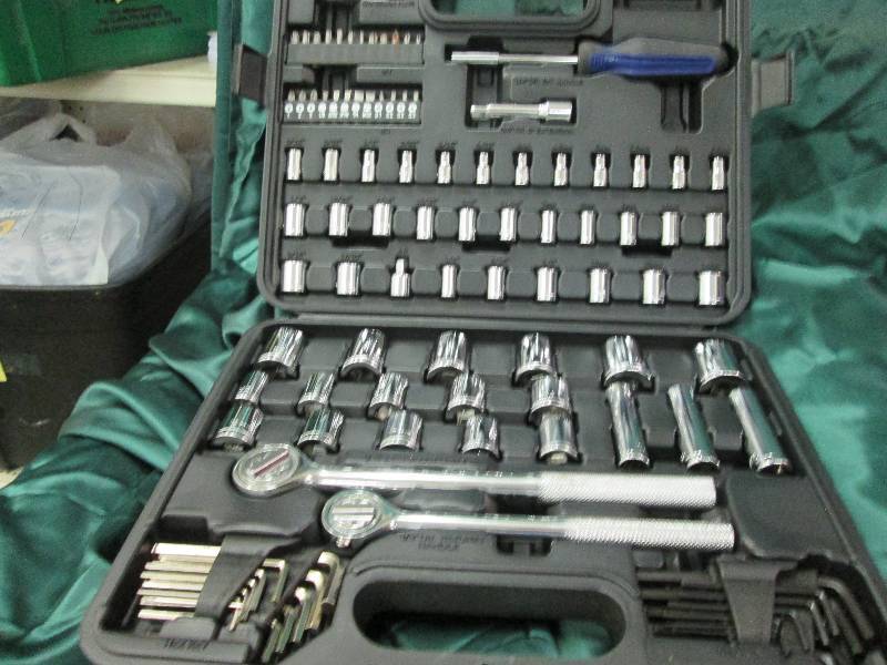 lot 58 image: Ultra tough ultra steel 107 piece 1...