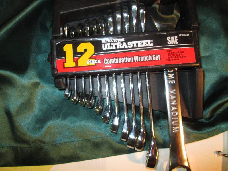 lot 103 image: Ultra tought and ultra steel 12 pc....