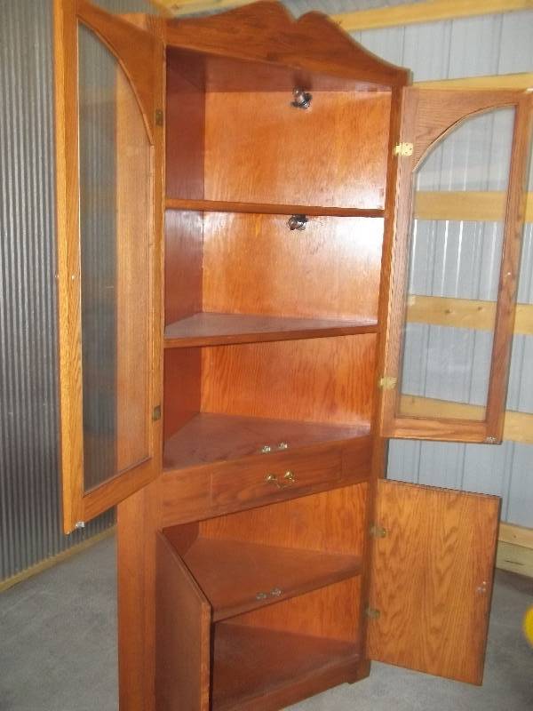 Corner Hutch