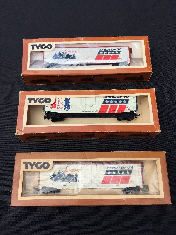 lot 2 image: Lot of  8 collectable trains in the original boxes