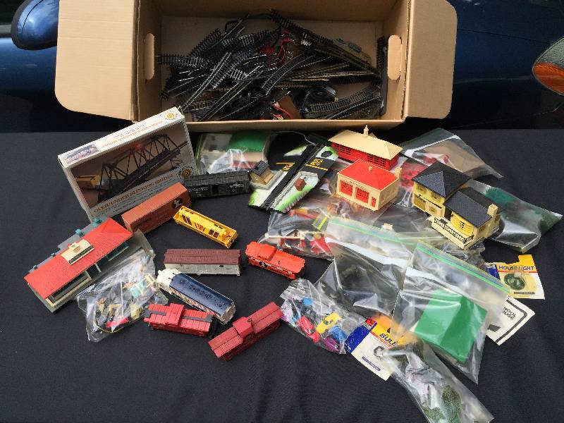 lot 5 image: Lot of what appears to be 3 train sets.. Super big sets $$
