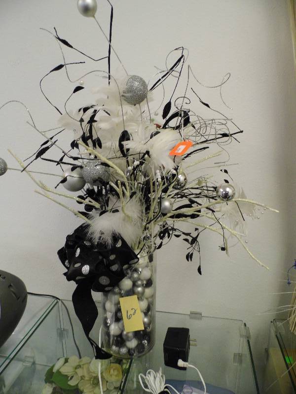Black and White Vase - lights up