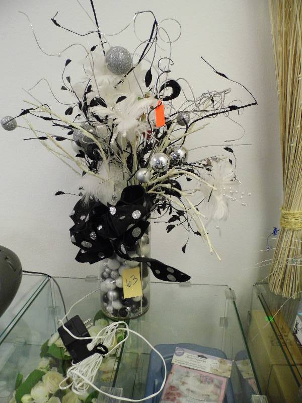 Black and White Vase - lights up