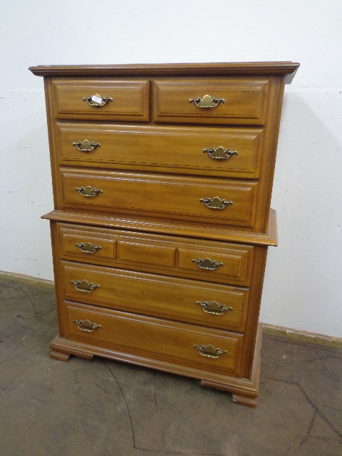 lot 11 image: Chest of Drawers