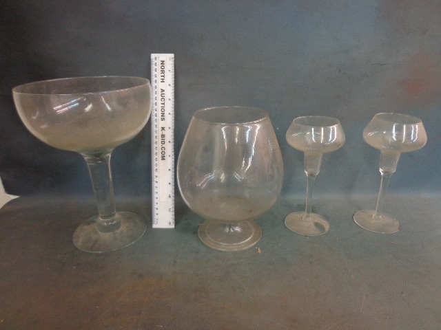 lot 19 image: Large decorative Margaritta glass and more