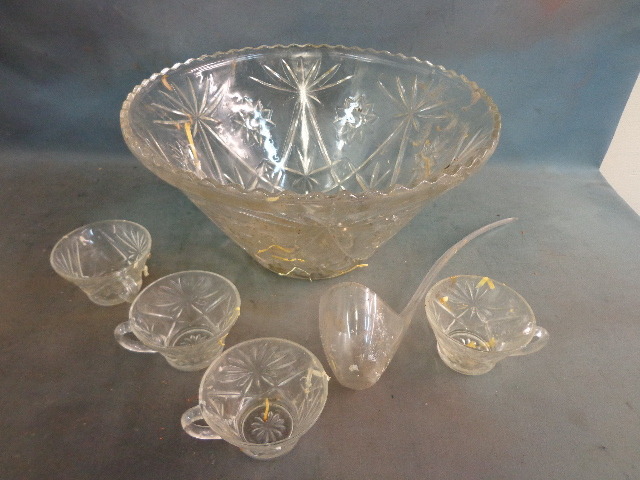 lot 34 image: Punch bowl Set