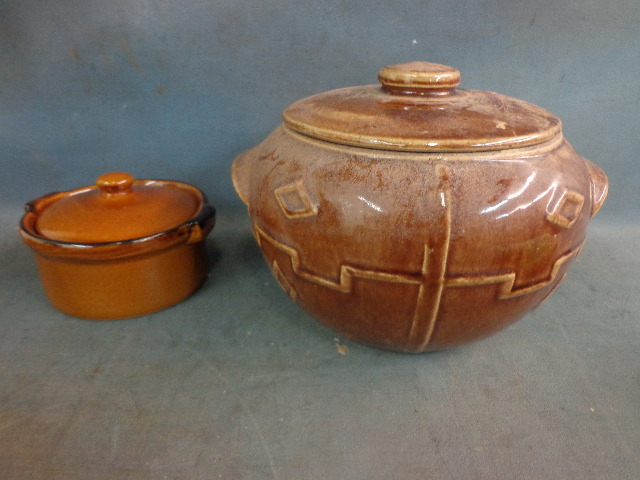 lot 35 image: Nice Pottery wLids