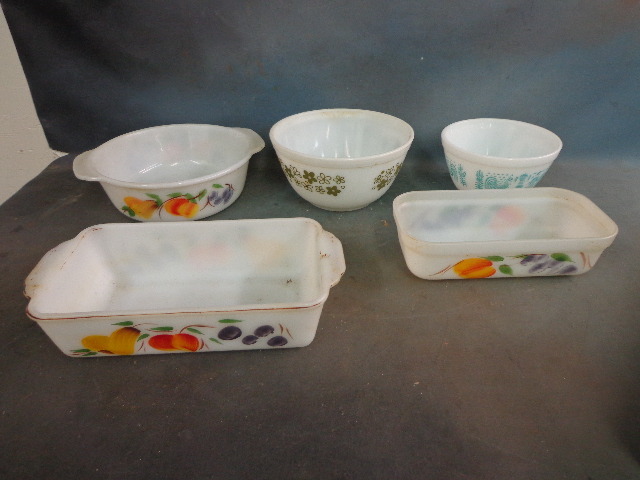 lot 60 image: Fire King and Pyrex Items