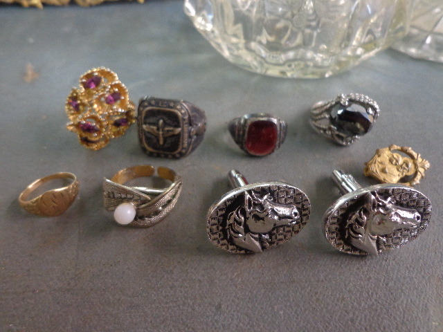 lot 64 image: Mirrored Tray and Jewelry