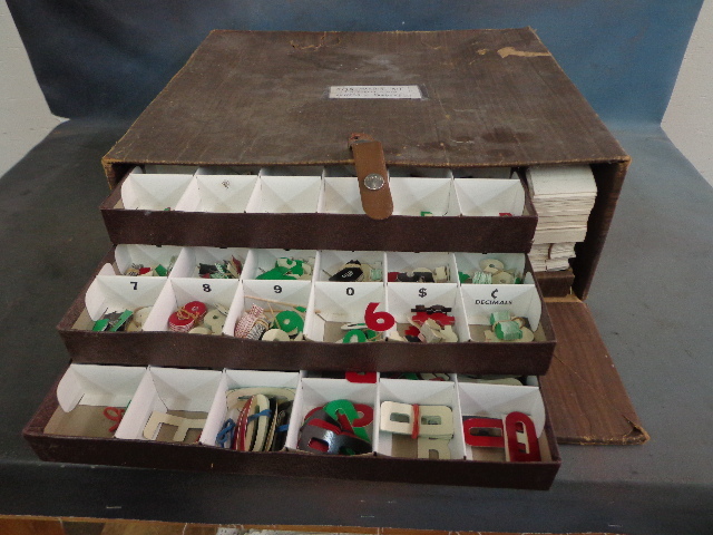 lot 104 image: Sign Making kit