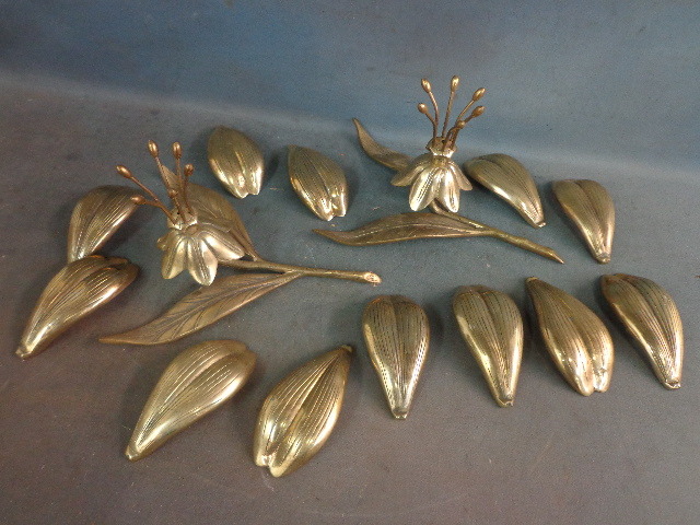 lot 117 image: Brass Flower Items
