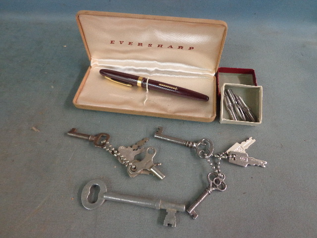 lot 121 image: Vintage Ink Pen and Skeleton Keys