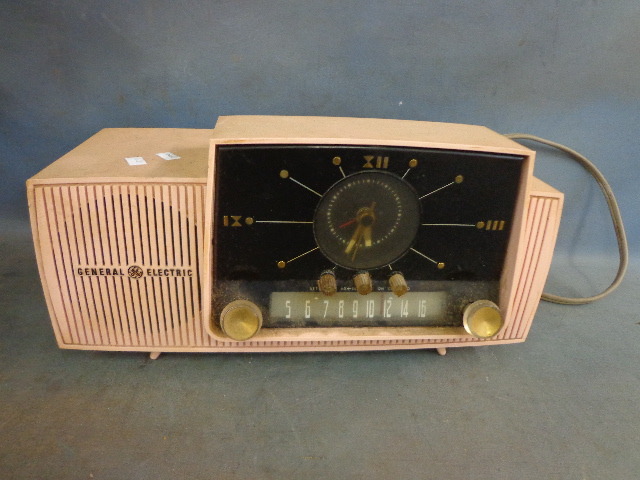 lot 124 image: GE Alarm Clock