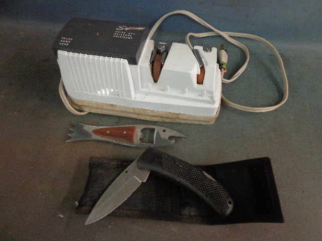lot 128 image: Electric Knife and Sissor  Sharpener