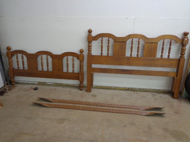 lot 143 image: Wood Full Bed Frame