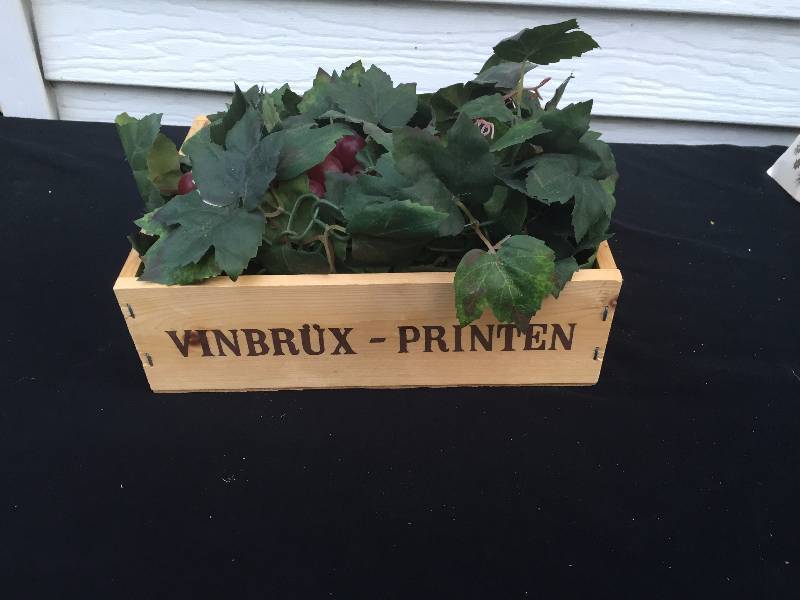 Wood Wine Box Dcor with Grapes