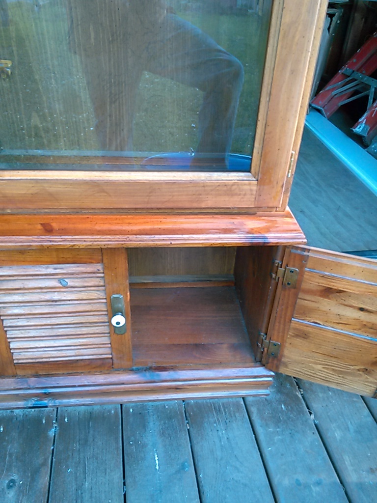 lot 4 image: Beautiful Solid Hardwood Gun Cabinet-MINT Condition