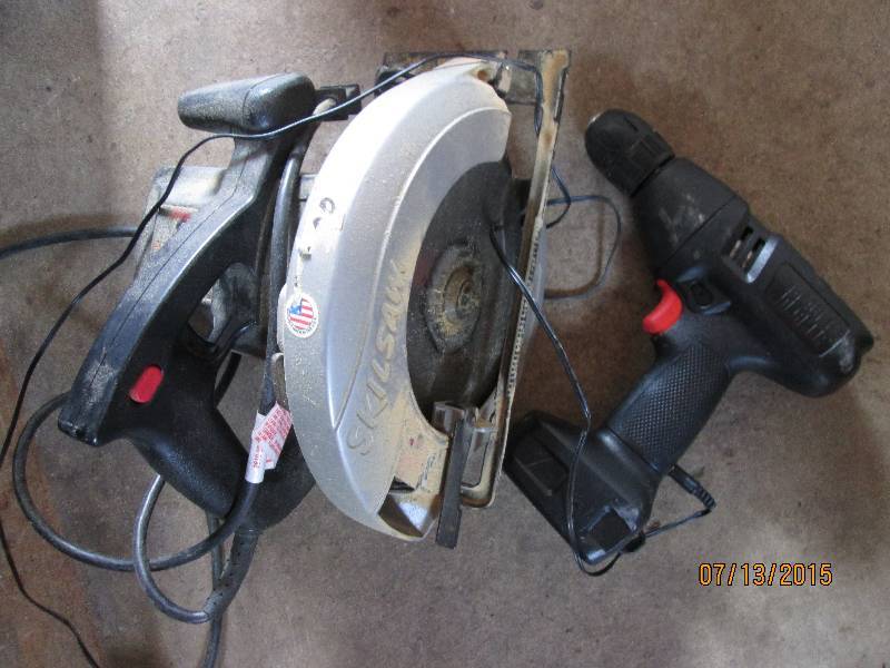 Skill saw and cordless drill with p...