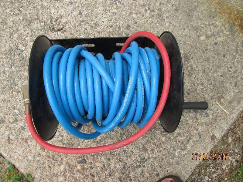 Air compressor hose on a mountable ...