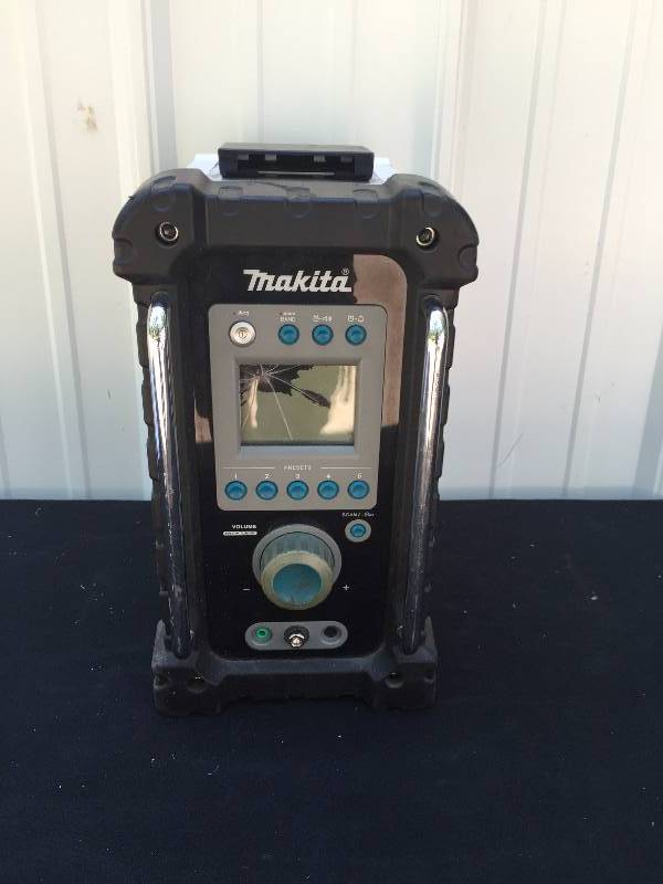 lot 18 image: Makita Job Radio