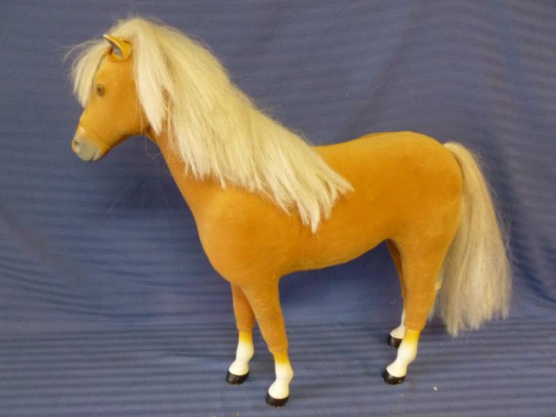 lot 15 image: Large Mantle Horse