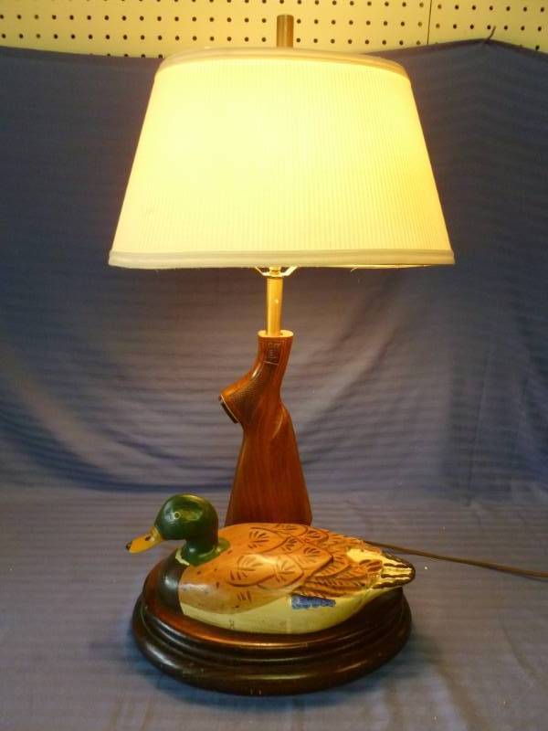 lot 18 image: Wooden Duck And Gun Themed Lamp
