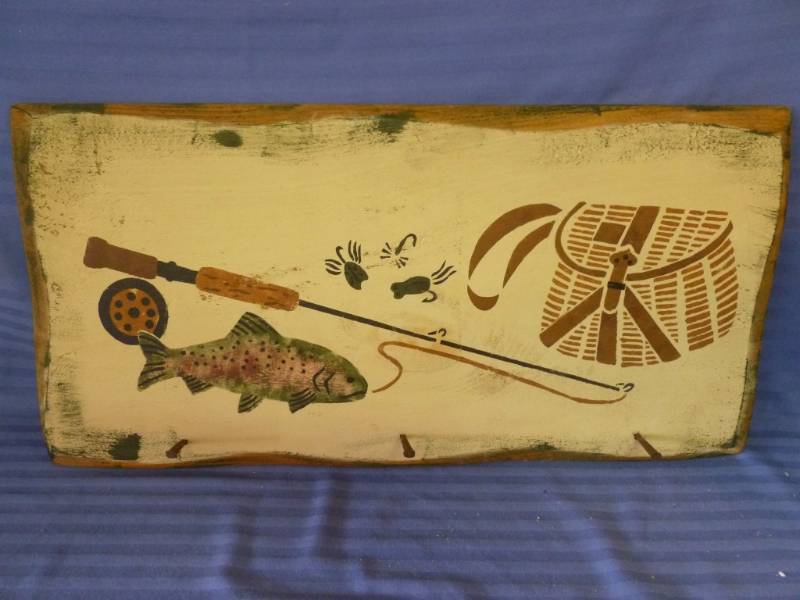 lot 19 image: Wooden Wall Hat Rack