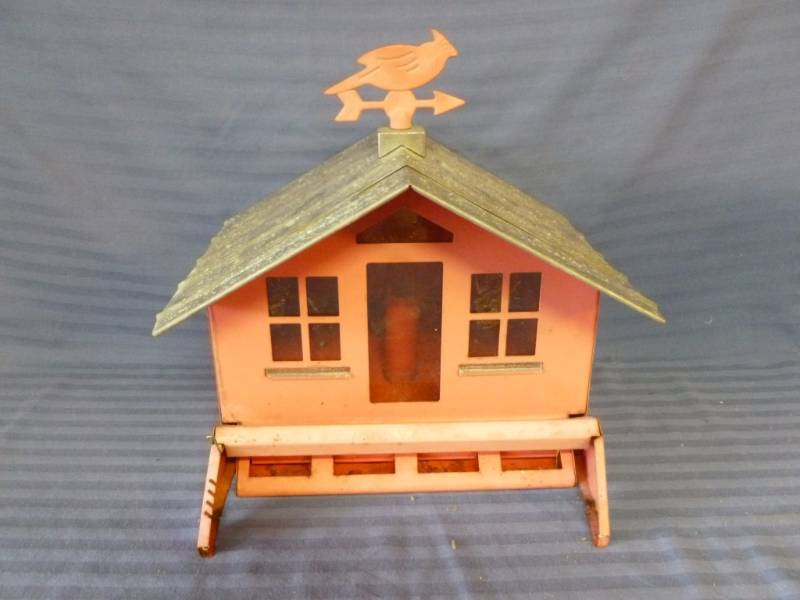 lot 26 image: Metal Bird Feeder