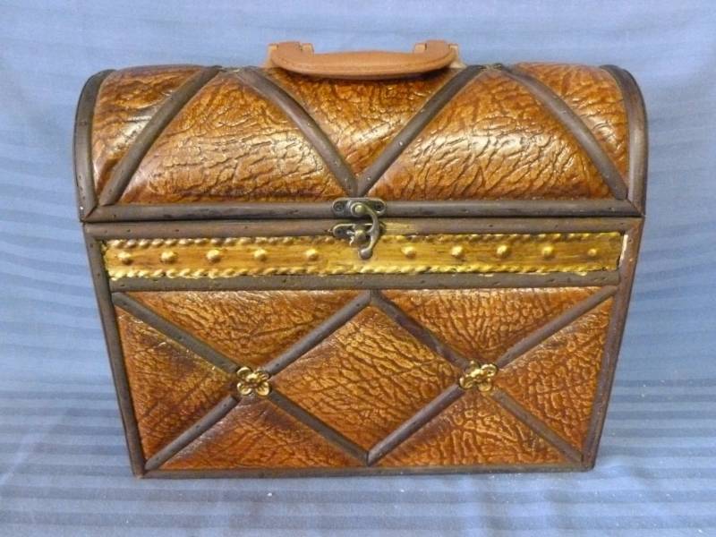lot 31 image: Kirklands Decorative Storage Case