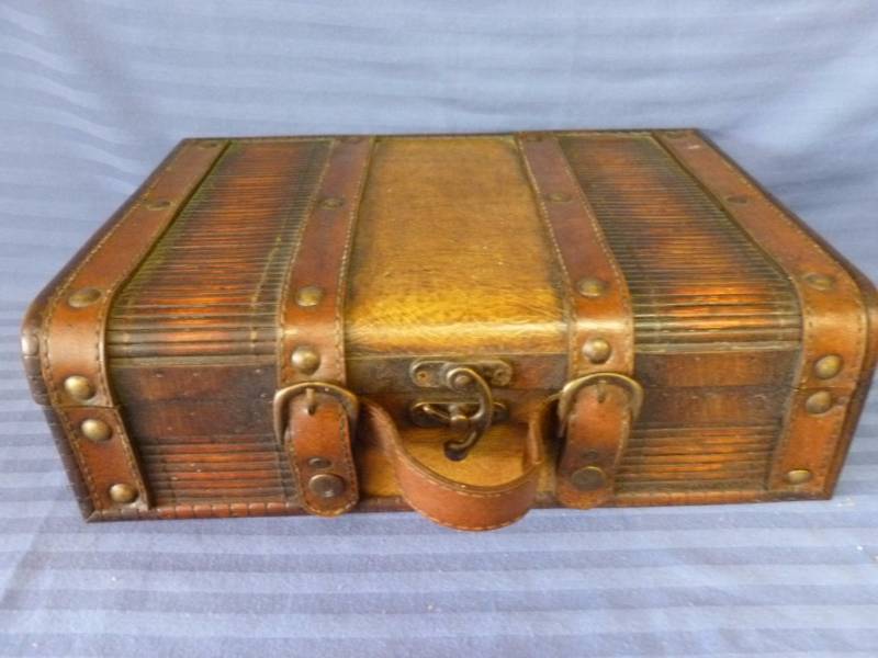 lot 32 image: Decorative Storage Case