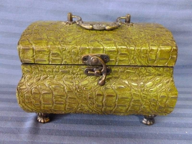lot 33 image: Decorative Storage Case