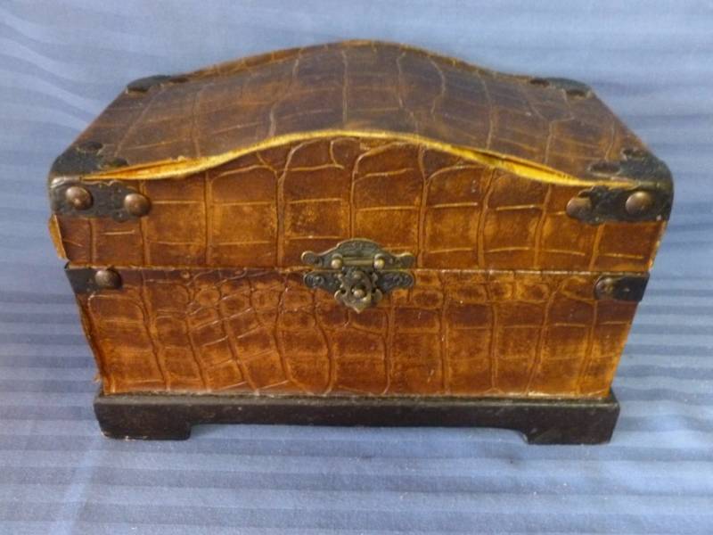 lot 34 image: Kirklands Decorative Storage Case