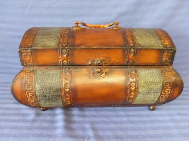 lot 36 image: Kirklands Decorative Storage Case