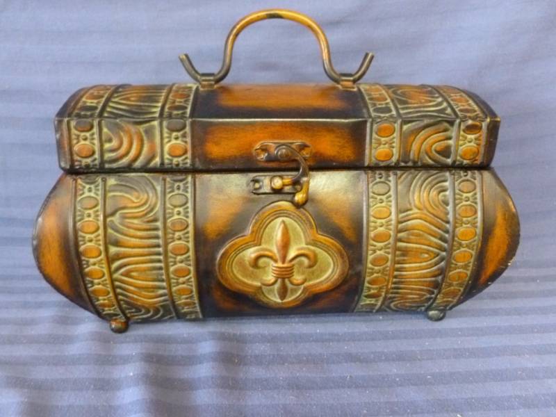 lot 37 image: Decorative Storage Case
