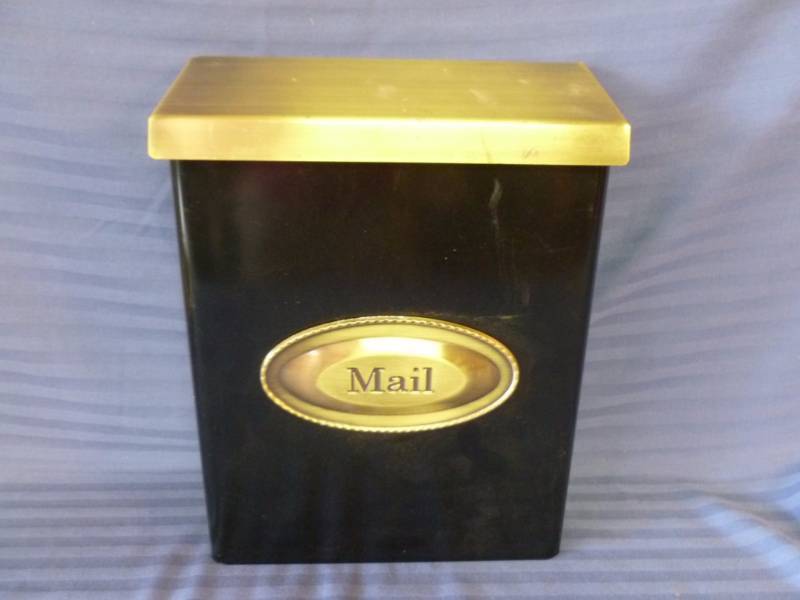 lot 60 image: Metal House Mailbox