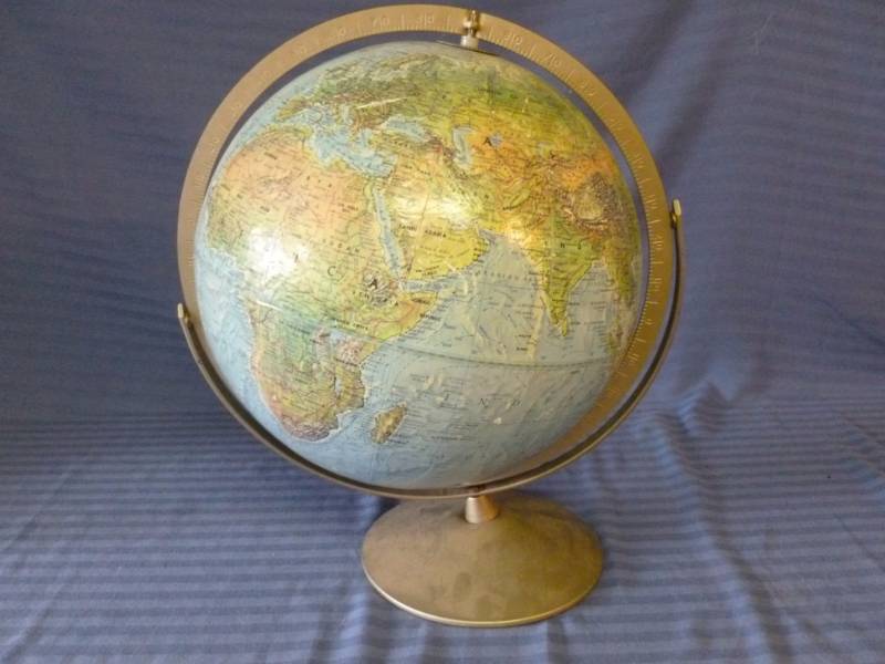 lot 79 image: Vintage Globe