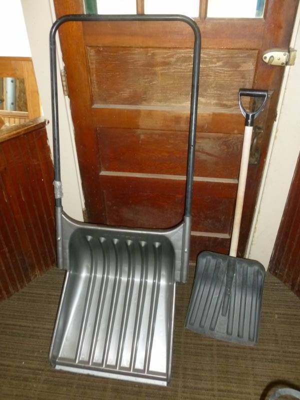lot 93 image: Snow Shovels