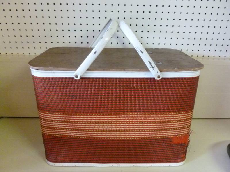 lot 101 image: Vintage Picnic Basket