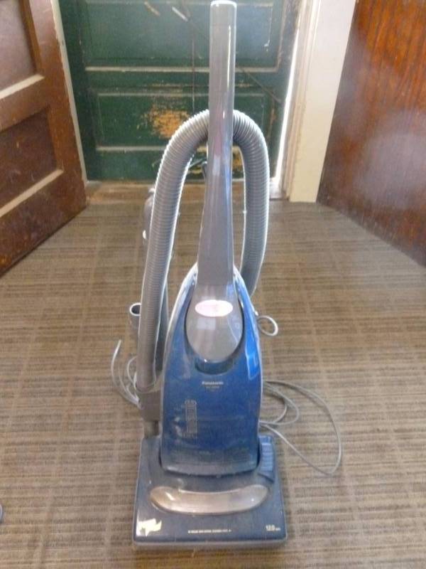 lot 119 image: Vacuum Cleaner