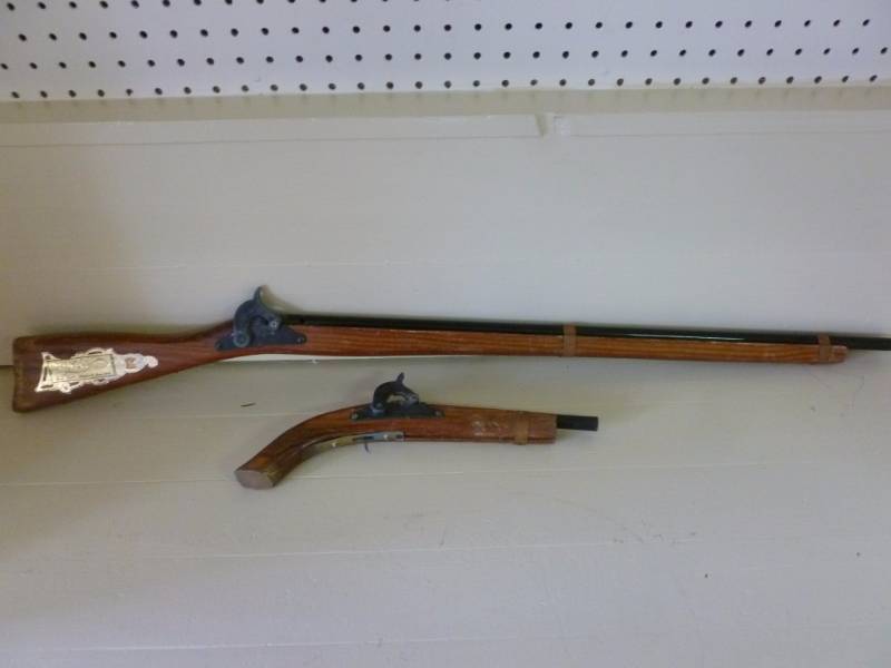lot 142 image: Vintage Cap Guns