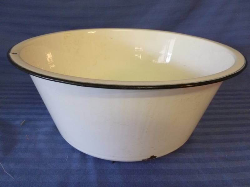 lot 204 image: Vintage Wash Basin