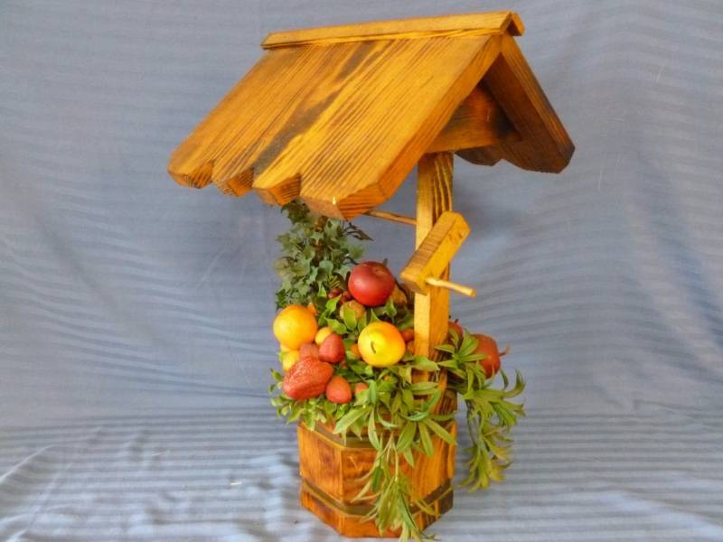 lot 234 image: Wooden Wishing Well Decoration