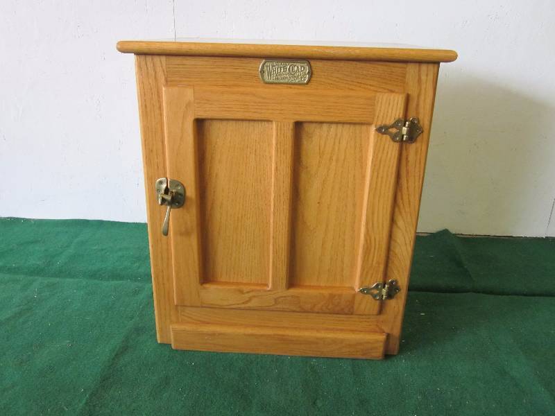 lot 3 image: Oak End Table