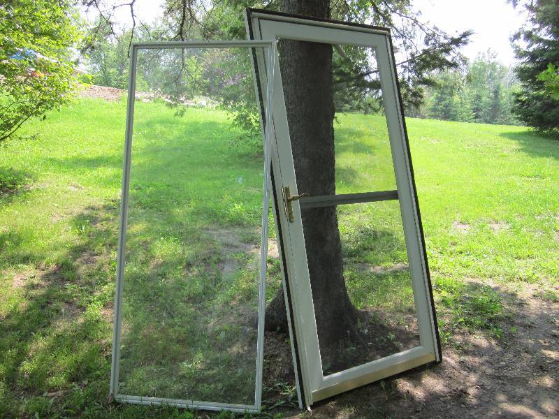 lot 8 image: Storm Door