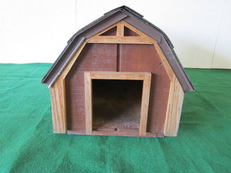 lot 16 image: Dog House