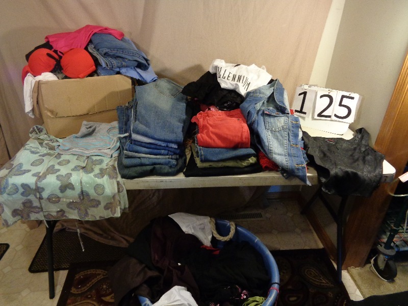 lot 125 image: Large Lot of Assorted TeenWomens Clothing