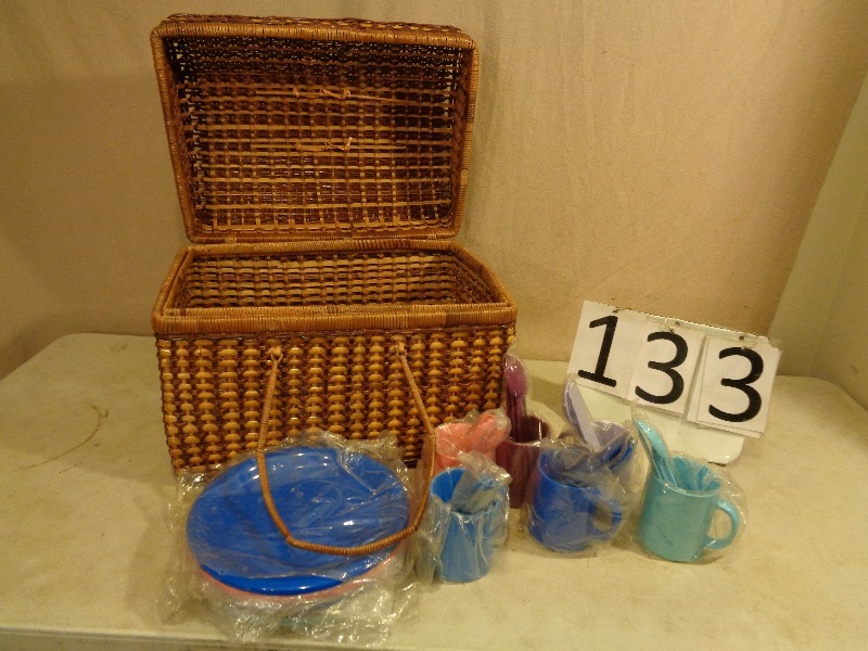lot 133 image: Picnic Basket with Contents