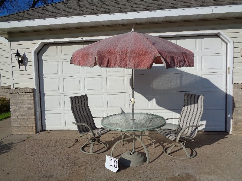 lot 10 image: Patio Set with Umbrella