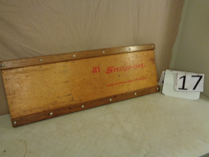 lot 17 image: Snap-On Wood Mechanics Creeper