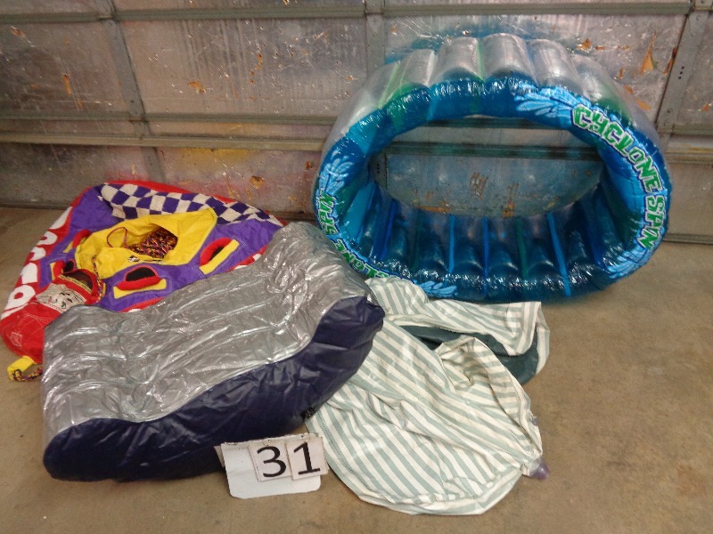 lot 31 image: 4 Water Toys